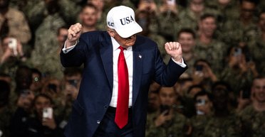 Трамп выступил перед моряками с речью про магниты, воду и катапульты (видео)