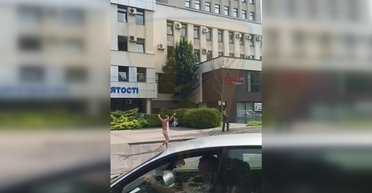 Кидався на автівки та розтрощив білборд: оголений рівнянин влаштував "шоу" на вулиці (відео)