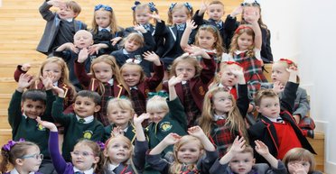 "Чудова традиція": у Британії одразу 17 пар близнюків підуть до школи (фото)