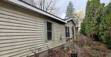 Пара купила старий будинок біля озера, не заглянувши всередину: це була помилка (фото)