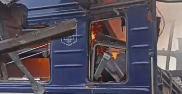 Росіяни вдарили по пасажирському поїзду в Шостці: постраждали десятки людей (відео)
