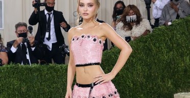 Дочь Джонни Деппа в стильном костюме посетила показ "Носферату" в Лондоне (фото)