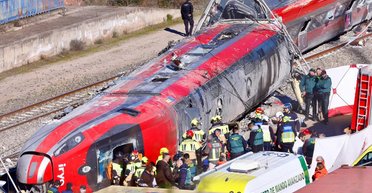 39 жертв в аварии на железной дороге в Испании: эксперты не исключают саботаж (видео)