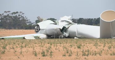 Огромная ветряная турбина рухнула после сильного ветра: местные жители возмущены