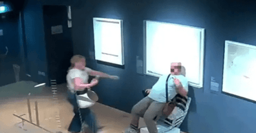 Турист сломал драгоценное "кресло ван Гога" на выставке: экспонат стоит миллионы (видео)