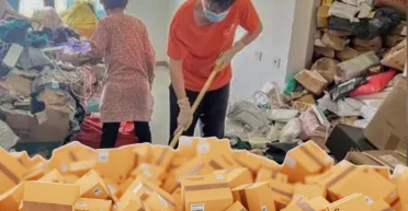 "Чтобы не просили в долг": пенсионерка потратила 280 тысяч долларов на покупки, которые прячет в арендованном жилье