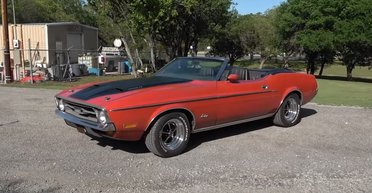 Раритетный американский спорткар за $100 000 простоял почти 40 лет на улице (видео)