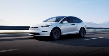 П'яний водій на Tesla з автопілотом врізався в поліцейську машину (відео)