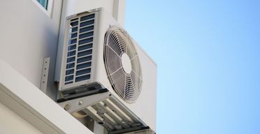 "Хотіла розізлити чоловіка": матір посадила дітей на кондиціонер 23-го поверху (фото, відео)