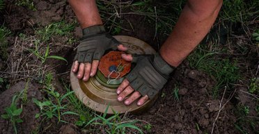 Засыпают позиции "лепестками" и подтягивают снайперов: в ВСУ о новой тактике РФ в Донецкой области