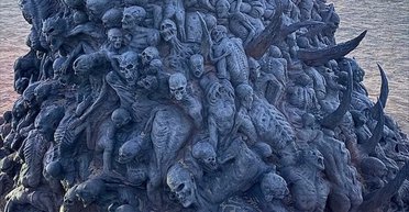 У пустелі з'явився таємничий "демонічний моноліт": на ньому кричущі обличчя та покалічені тіла