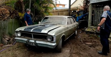 Старый ржавый седан Ford 1970 года продали по цене нового Porsche 911 (видео)