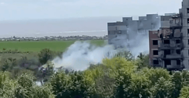 У Маріуполі пролунали вибухи: зафіксоване влучання, деталі атаки (відео)