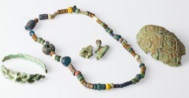 В Норвегии незнакомец оставил у двери музея украшения эпохи викингов (фото)