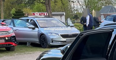 Новая Skoda Superb 2024 рассекречена за месяц до презентации (фото)