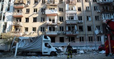 Россияне видели обстрел Киева онлайн: появилось видео попадания ракет в жилой дом, — СМИ