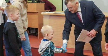 Побрезговал избирателями: в РФ мэр города на награждение горожан надел перчатки (видео)