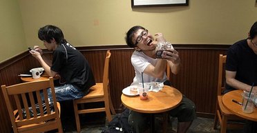 Японец использует парик и реквизит, имитируя свидания с воображаемой девушкой