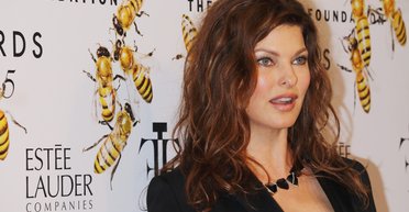 Лінда Євангеліста зʼявилася на публіці із сином (фото)