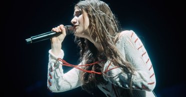 "Убить волю им не удастся". Jerry Heil спела в центре Киева возле электротрансформатора, который уничтожили россияне