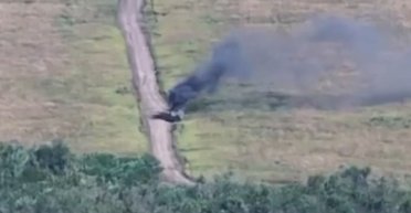 Бійці ЗСУ застосували ударний дрон і знищили ворожий БТР-82 (відео)