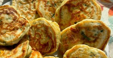 Швидкий і смачний сніданок: рецепт оладок із цибулею та яйцем