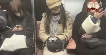 Чоловіки почали їздити в громадському транспорті, переодягаючись у жінок (фото)