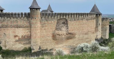 У Хотинській фортеці на Буковині обвалилася стіна (фото, відео)