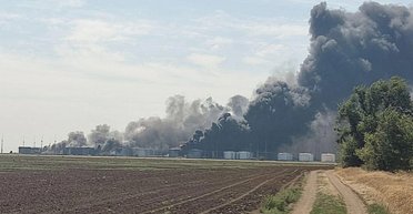 НПЗ в Пролетарске все еще горит: появились новые спутниковые снимки из Ростовской области