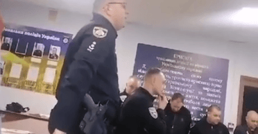 Полицейские в Днепре отказались вступать в ряды штурмовиков, — соцсети (видео)