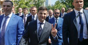 Удар милосердия. Какие угрозы государству несет инициатива Зеленского по расширению люстрации