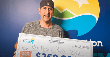 Американець вирішив зберегти традицію і виграв $250 тисяч у лотерею (відео)