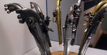 Возвращаются домой: шотландский музей получил коллекцию из десяти дунских пистолей (фото)