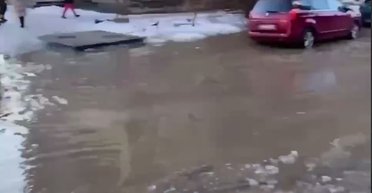 Затопило декілька кварталів: у Києві прорвало трубу біля метро "Політехнічний інститут" (відео)