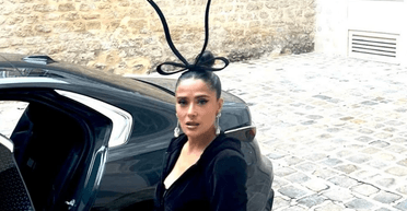 Сальма Хаєк в екстравагантному образі відвідала показ Balenciaga (фото)