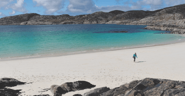 Чоловік знайшов камінь на пляжі, який виявився "капсулою часу" з минулого (відео)