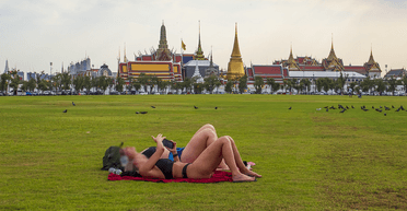 Туристки в бікіні викликали хвилю обурення, засмагаючи поруч зі священним храмом (фото)