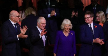 Королева Камілла з'явилася на публіці у сукні від кутюр свого улюбленого кольору (фото)