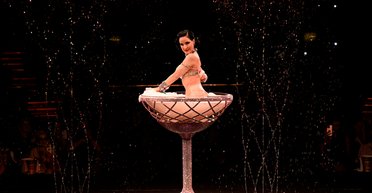 51-річна Діта фон Тіз станцювала стриптиз у келиху на Тижні моди в Парижі (відео)