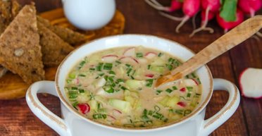 Окрошка на курячому бульйоні: готуємо літню страву з новим смаком