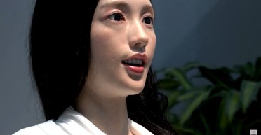 Почти как живые: в Китае открыли магазин с человекоподобными роботами (видео)