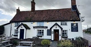 Женщина случайно разнесла паб 17 века: мужчины-завсегдатаи едва на устроили самосуд