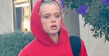 Дочь Анджелины Джоли и Брэда Питта сняли посреди улицы (фото)