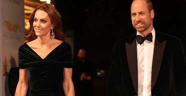 Принца Уильяма "поймали", когда он нарушил протокол во время поцелуя Кейт Миддлтон (видео)