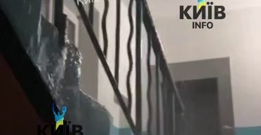 Дощі та водоспади в під'їздах: у мережі показали наслідки прориву труб у Києві (відео)