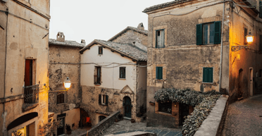 Три шага в ширину: переселенка купила дом во Франции за 45 тысяч евро (фото)