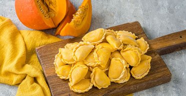 Украинское блюдо на новый лад: рецепт вареников с тыквой