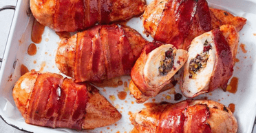 Фаршированная куриная грудка с беконом в духовке: рецепт праздничного блюда