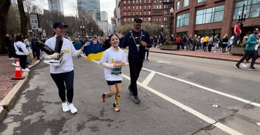 12-річна українка, яка втратила обидві ноги після обстрілу ЗС РФ, пробігла марафон у Бостоні