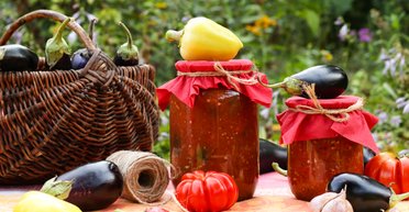 Заготовки на зиму: рецепт баклажанів в аджиці з яблуками